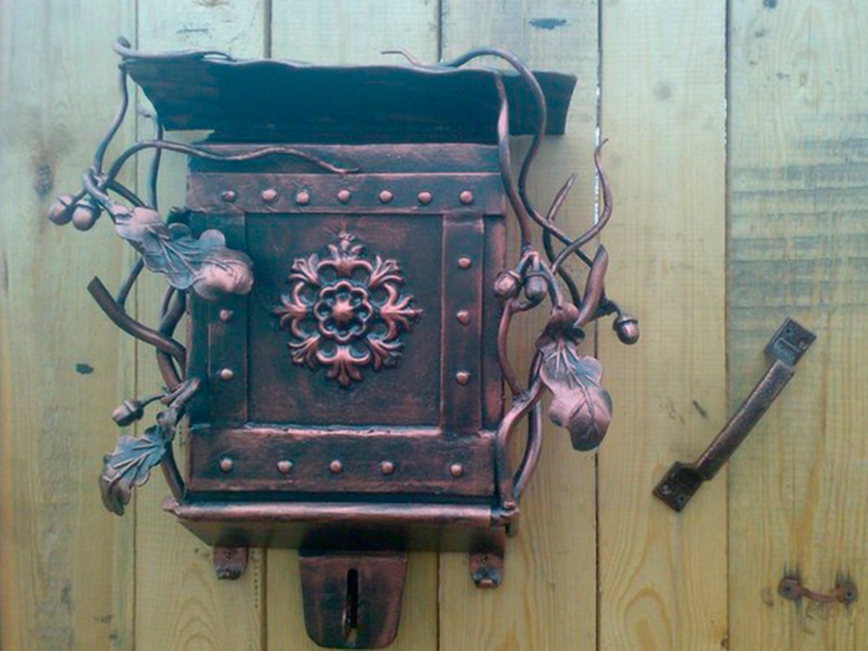 Декоративный ящик для писем с листьями дуба.