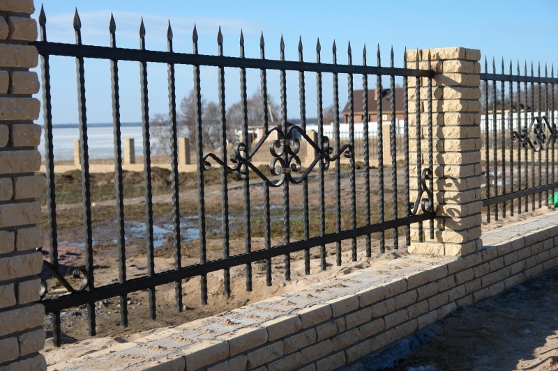 Кованый забор с декоративного металла