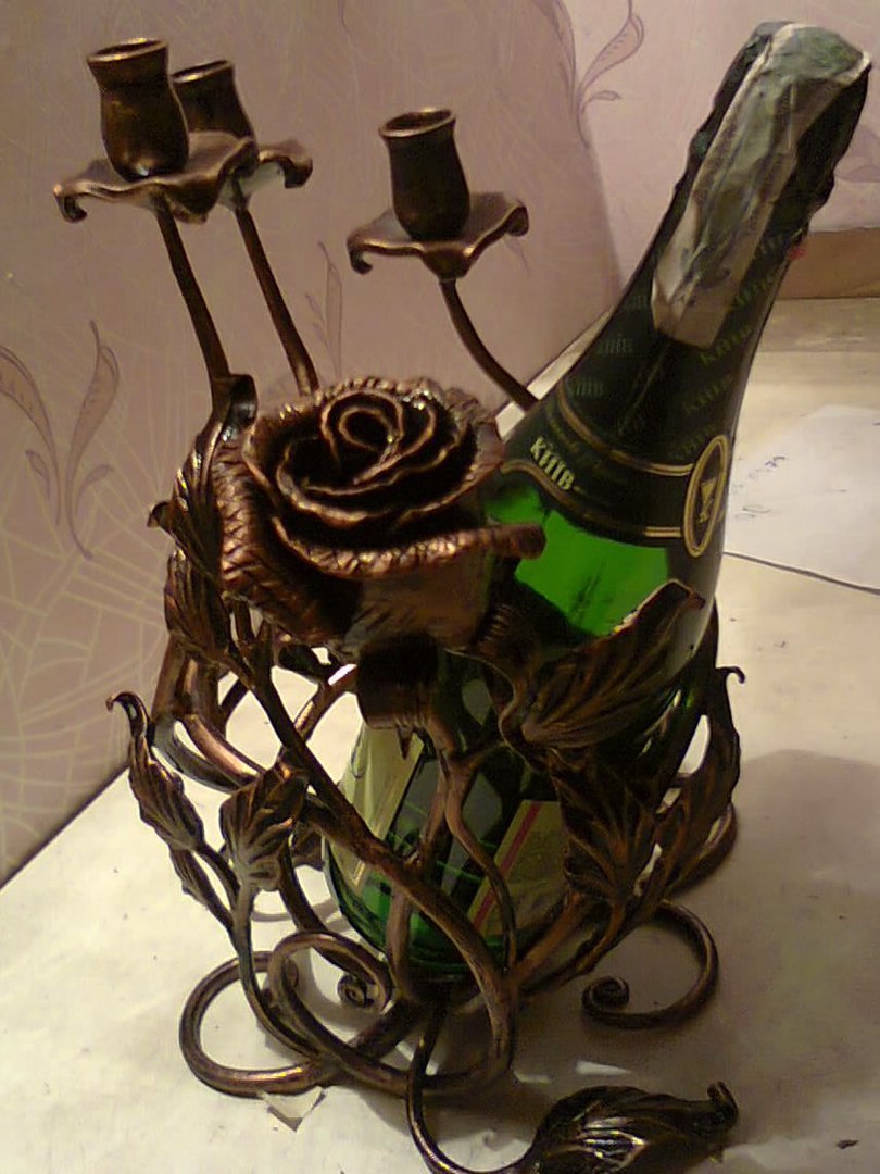 Кованая подставка для бутылки шампанского с подсвечником