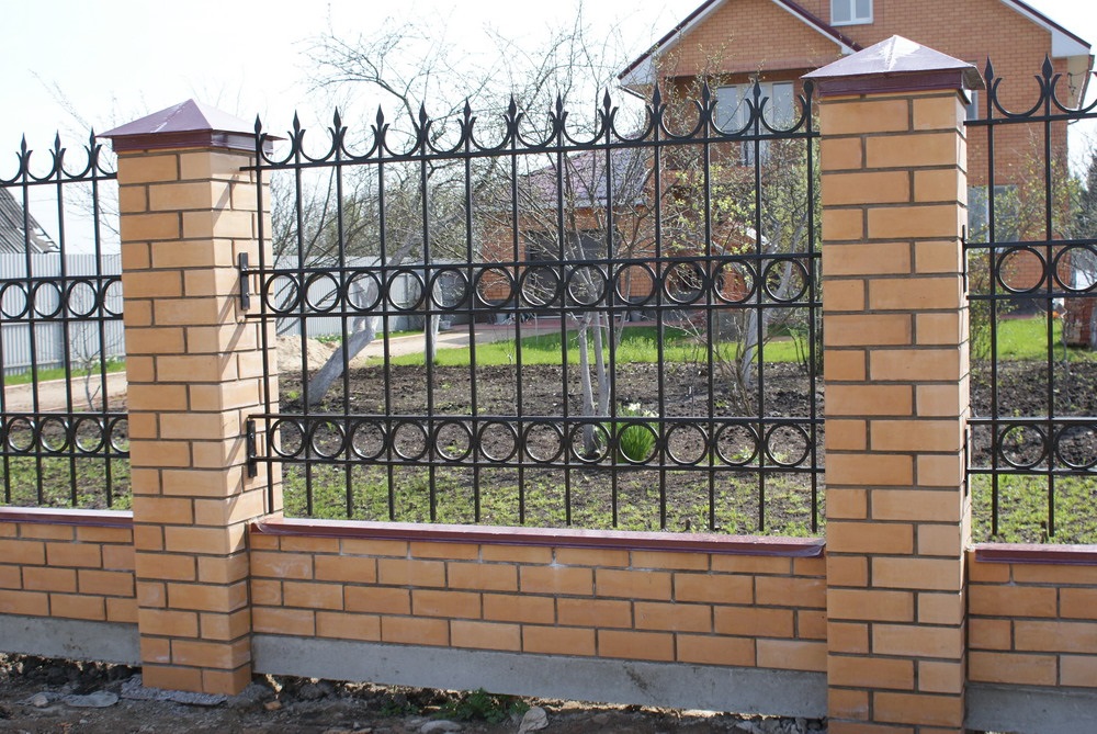 Забор с двумя рядами колец.