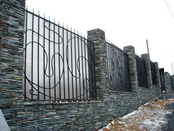 Кованый забор с монолитный поликарбонатом