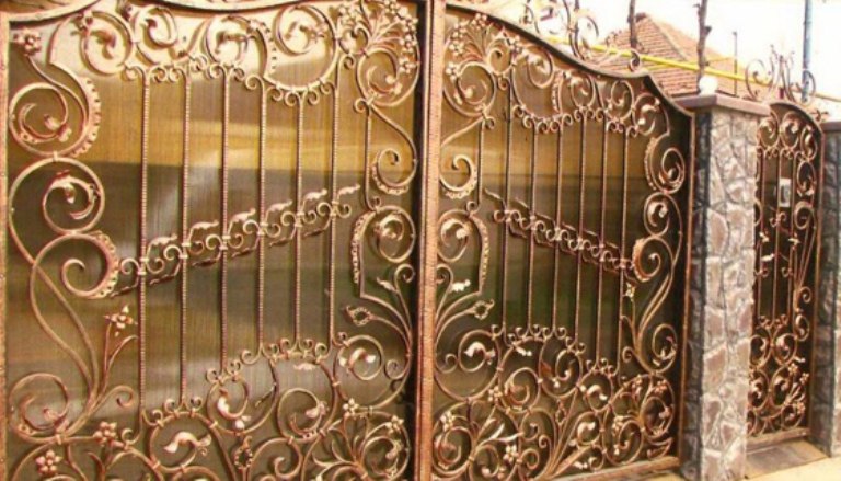 ворота в Романской стиле
