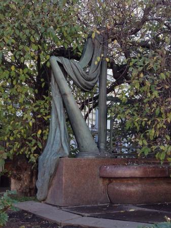Арфа у памятника Чайковского
